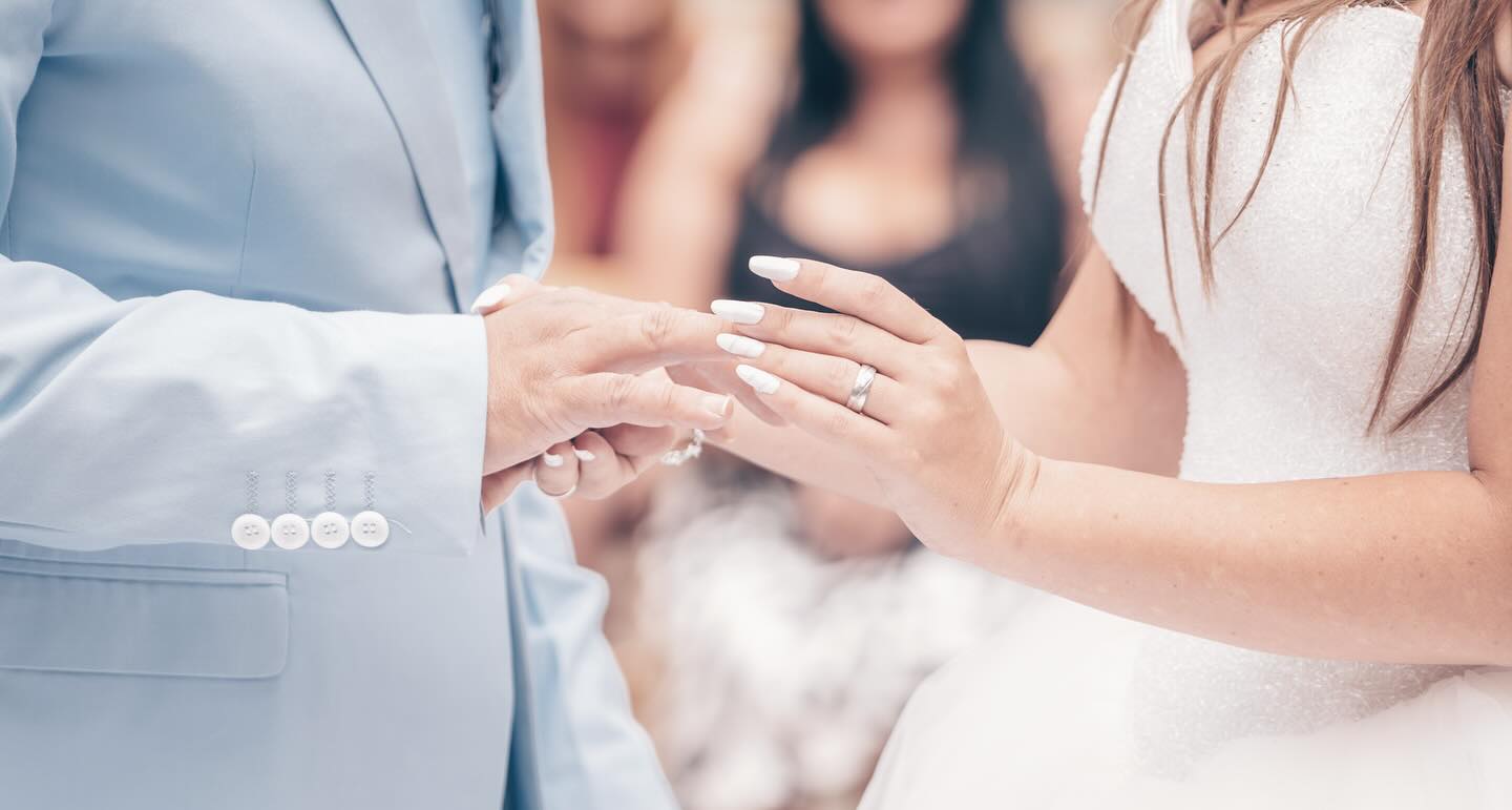 Ein unvergesslicher Moment – zwei Herzen, ein Versprechen, eine Zukunft. Es beginnt ein neues Kapitel voller Liebe, Vertrauen und Glück.